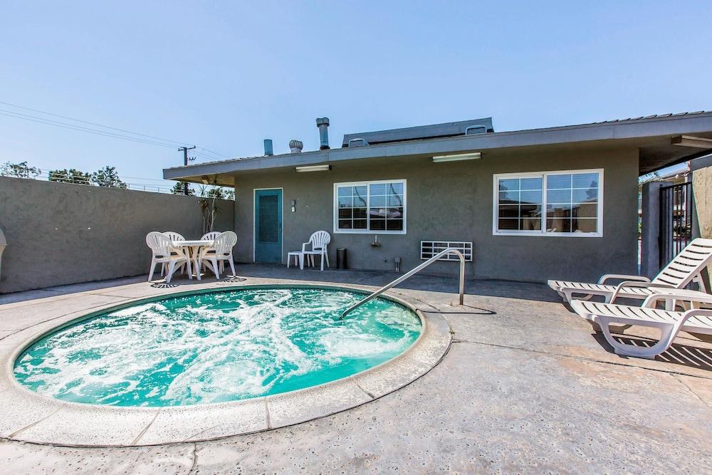 روديواي إن أونتاريو إيربورت ميلز حمام سباحة مكشوف