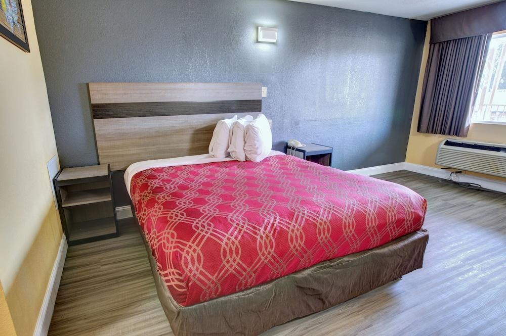 إكونو لودج آت ميليتاري سيركل غرفة