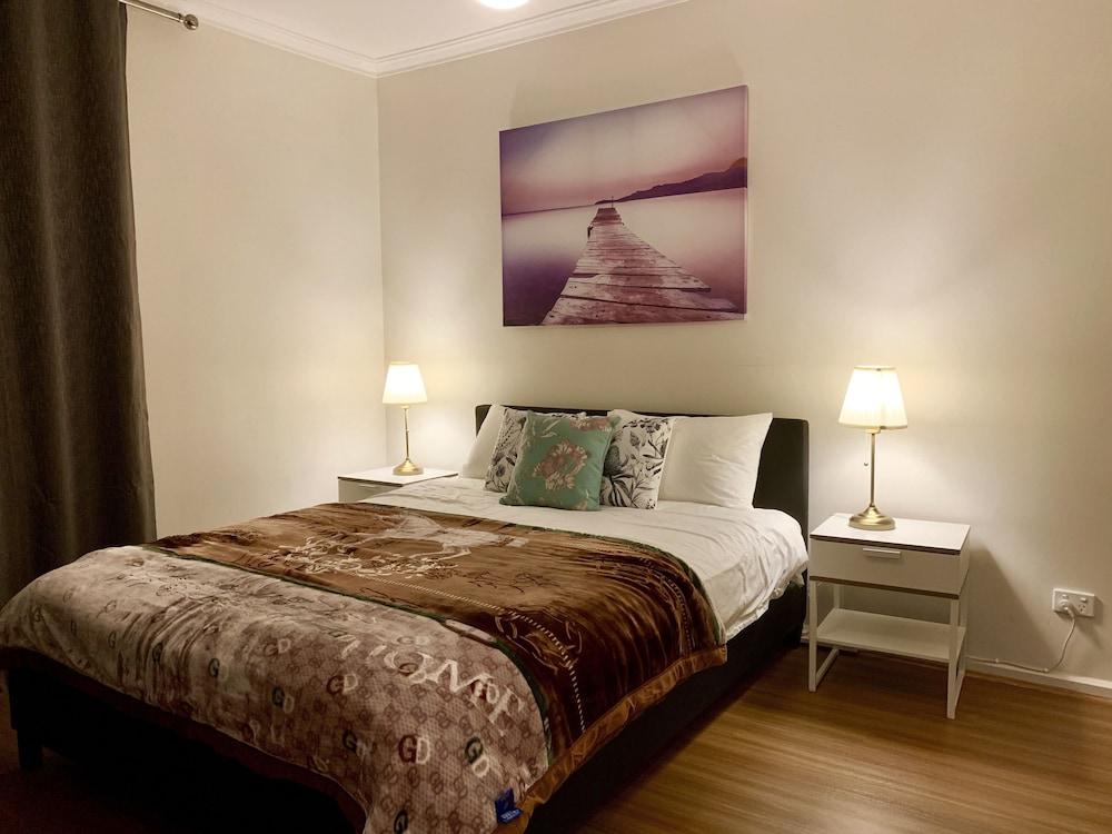 فاميلي هوم إن برايم لوكيشن غرفة