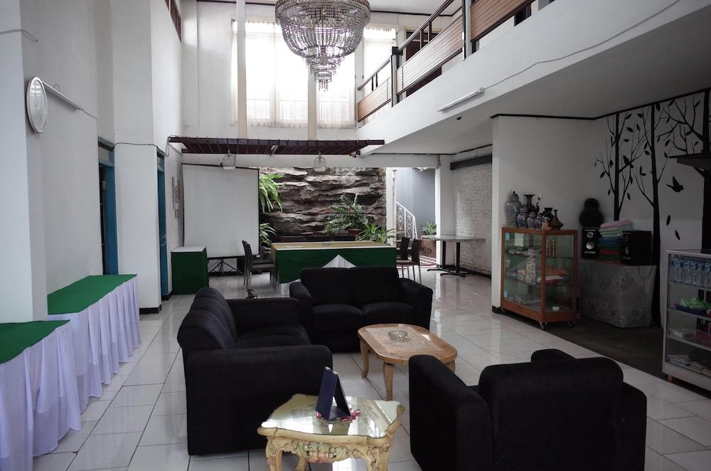 ريد دورز نير ألون ألون كوتا سوكابومي منطقة الجلوس في الردهة