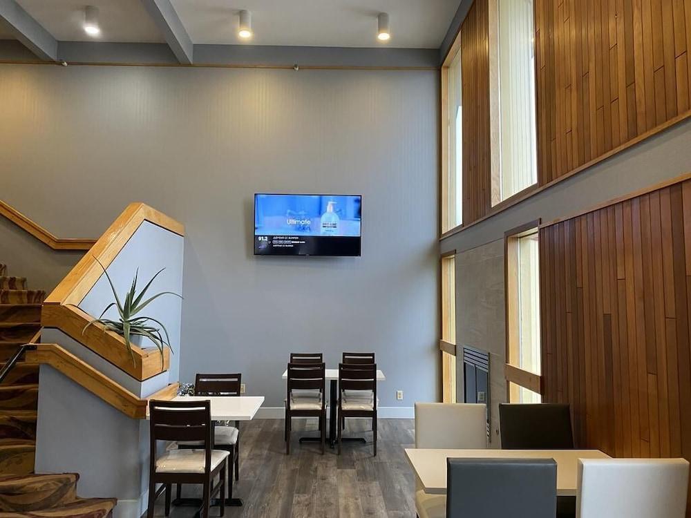 ريد لايون إن آند سويتس بوست فولز الصورة الأساسية