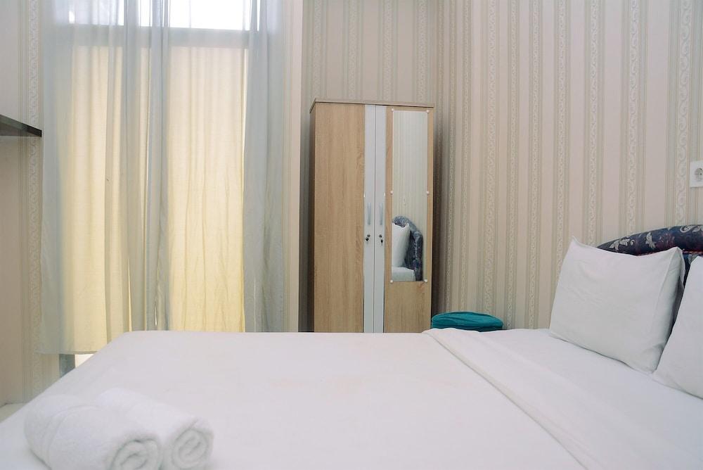 Fully Furnished Studio with Queen Bed at Dave Apartment Interior