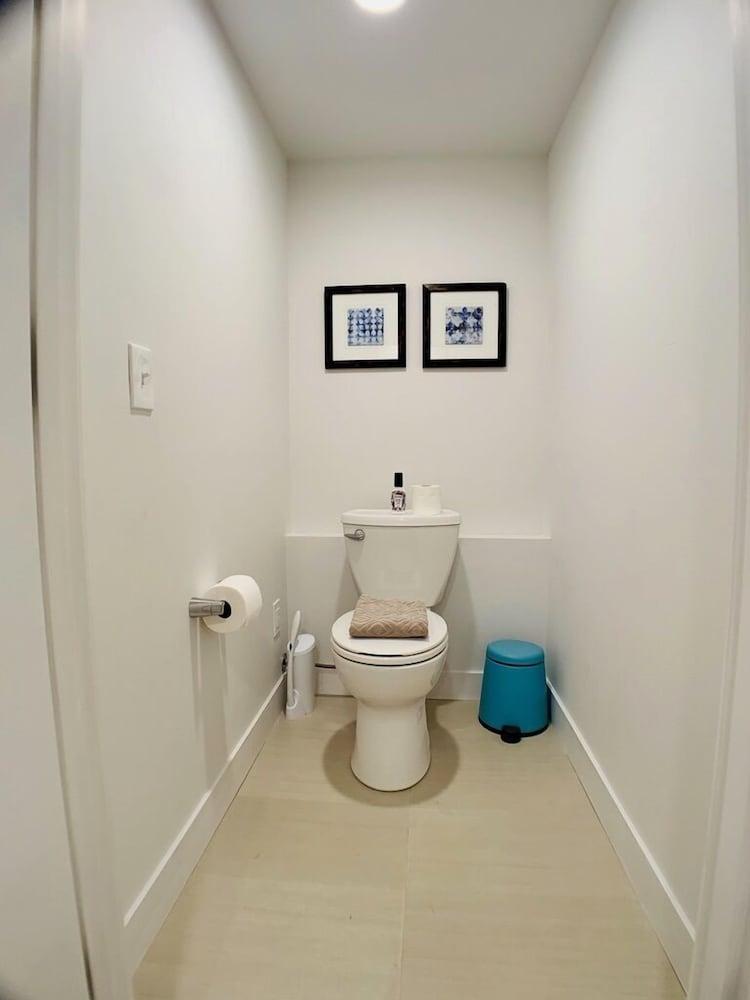 فينيوود بازمنت هايداواي - زو ميتس ليك حمام