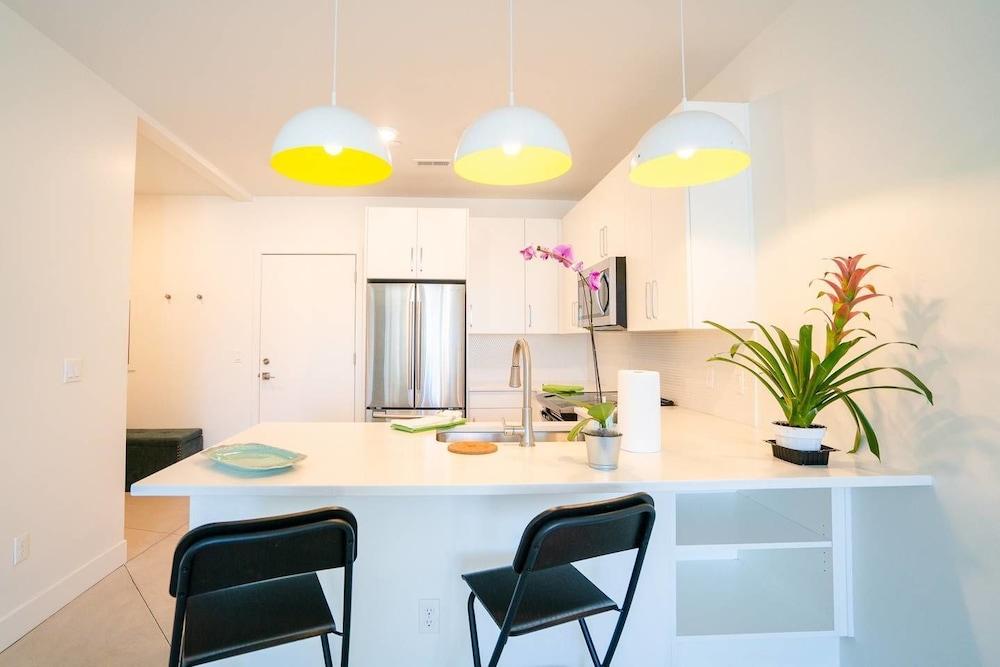 مينيماليست آند ألورينج كوندو، ووك تو مايل هاي الصورة الأساسية