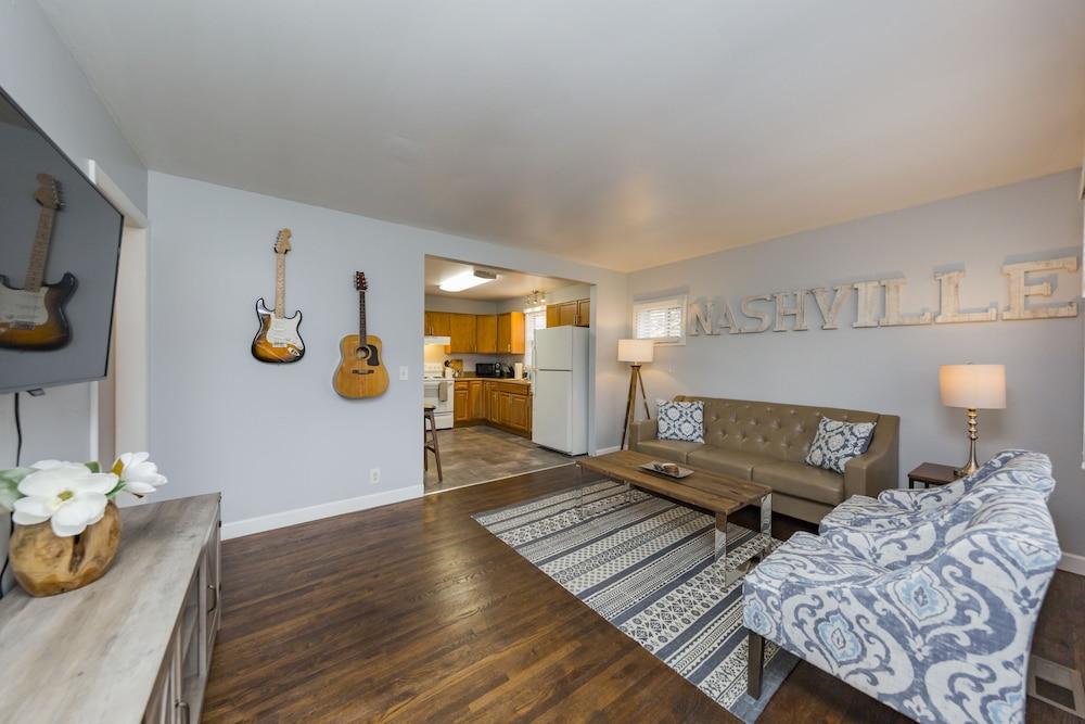 سافور ذا هومي فايب آت إيه شيلد نيست فايف مين داون تاون الصورة الأساسية