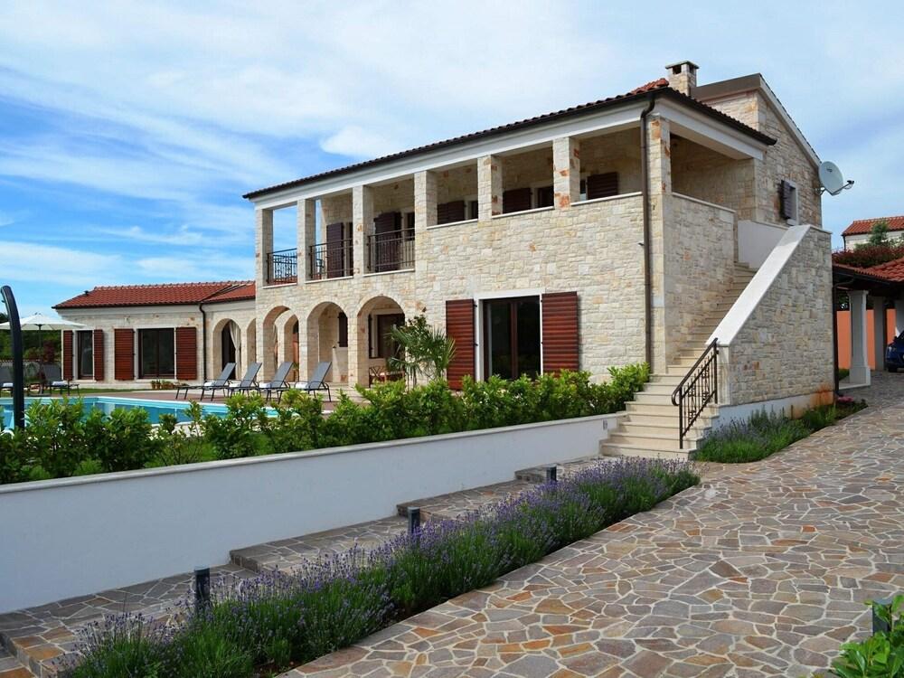 سبيشوس فيلا دوبرافكا ويذ آيه لارج بول زحليقة مائية