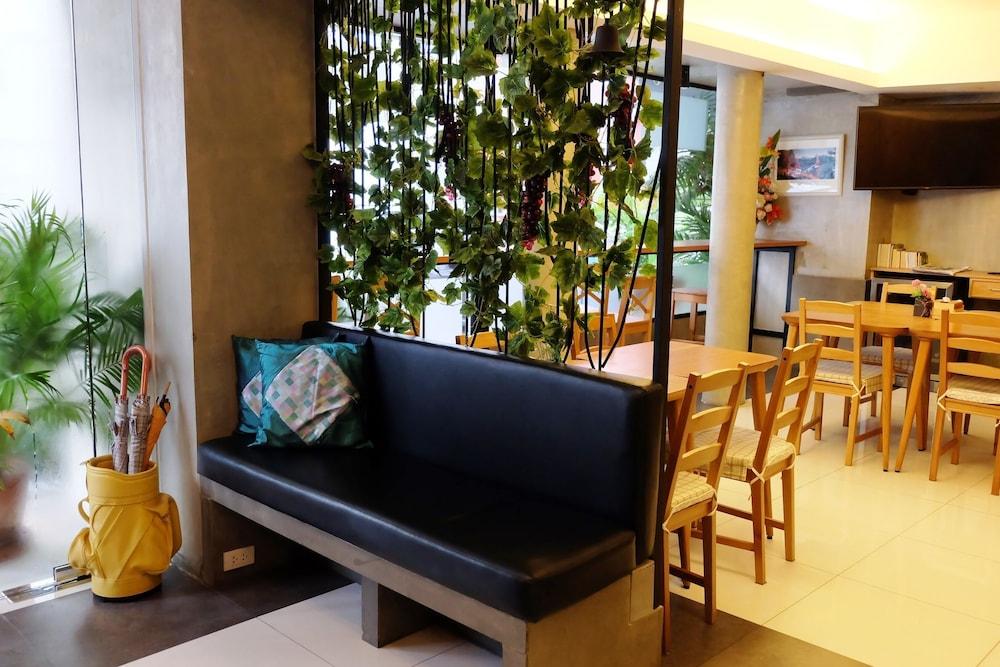 كوزي آت ناين هوتل آند كيتشن منطقة الجلوس في الردهة