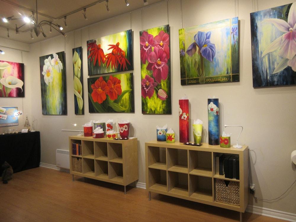 أتيليه جاليري آن دروين آند بنسيون منصة تسجيل إجراءات الوصول/المغادرة