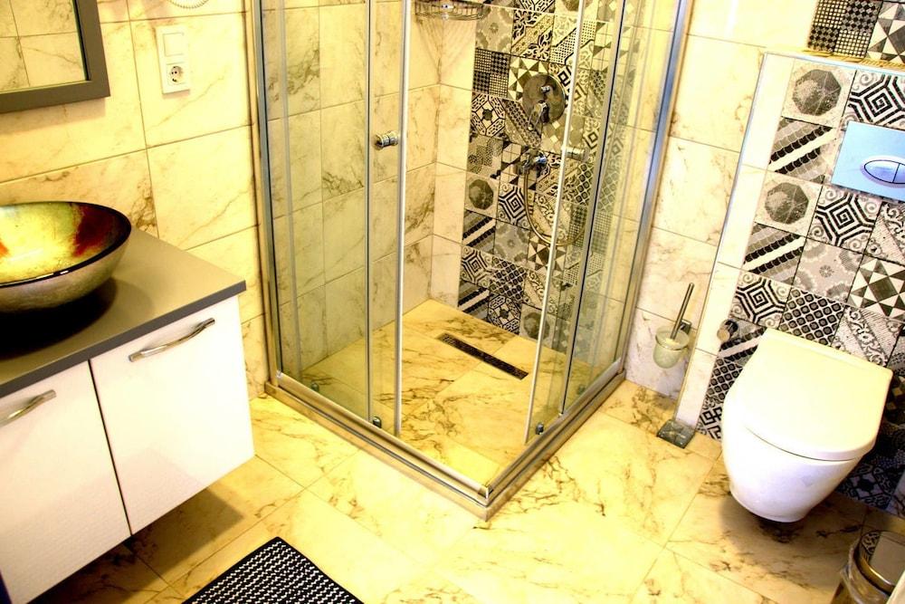 Konukevim Mesrutiyet Large Studio 1 Bathroom