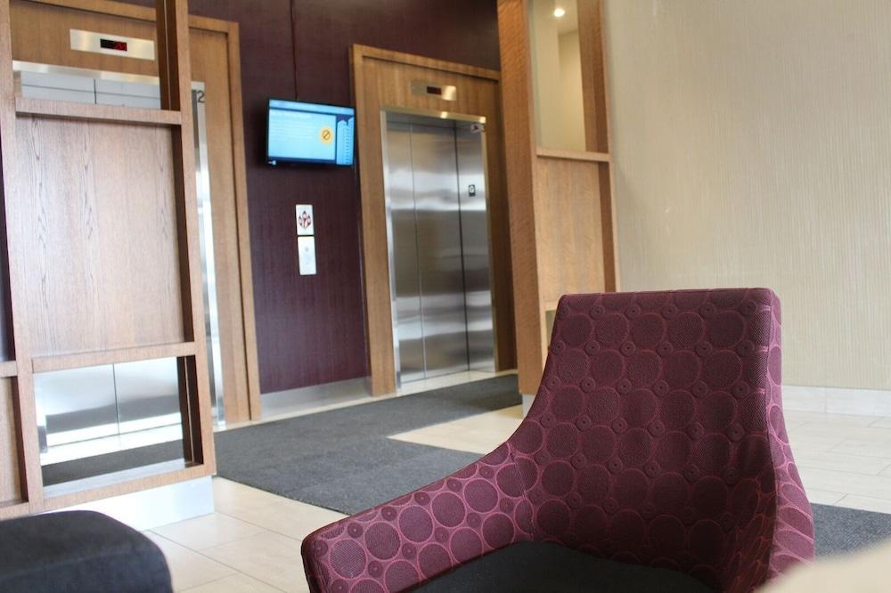 Deluxe Corner Suite - By Elite Suites Lobby Sitting Area
