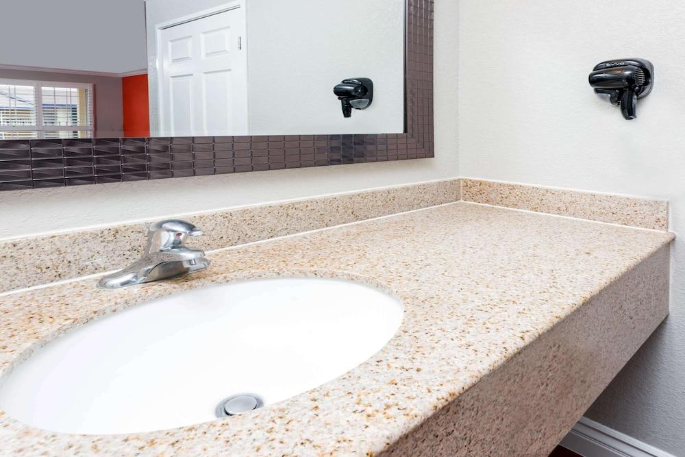 هاورد جونسون هوتل آند سويتس باي ويندام أورانج أخرى