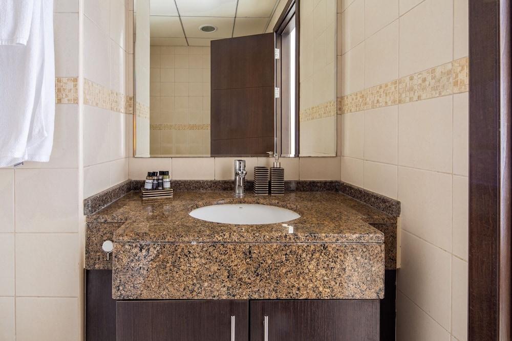 شقة أنيقة وحديثة مكوّنة من غرفة نوم واحدة في دبي مارينا! حمام