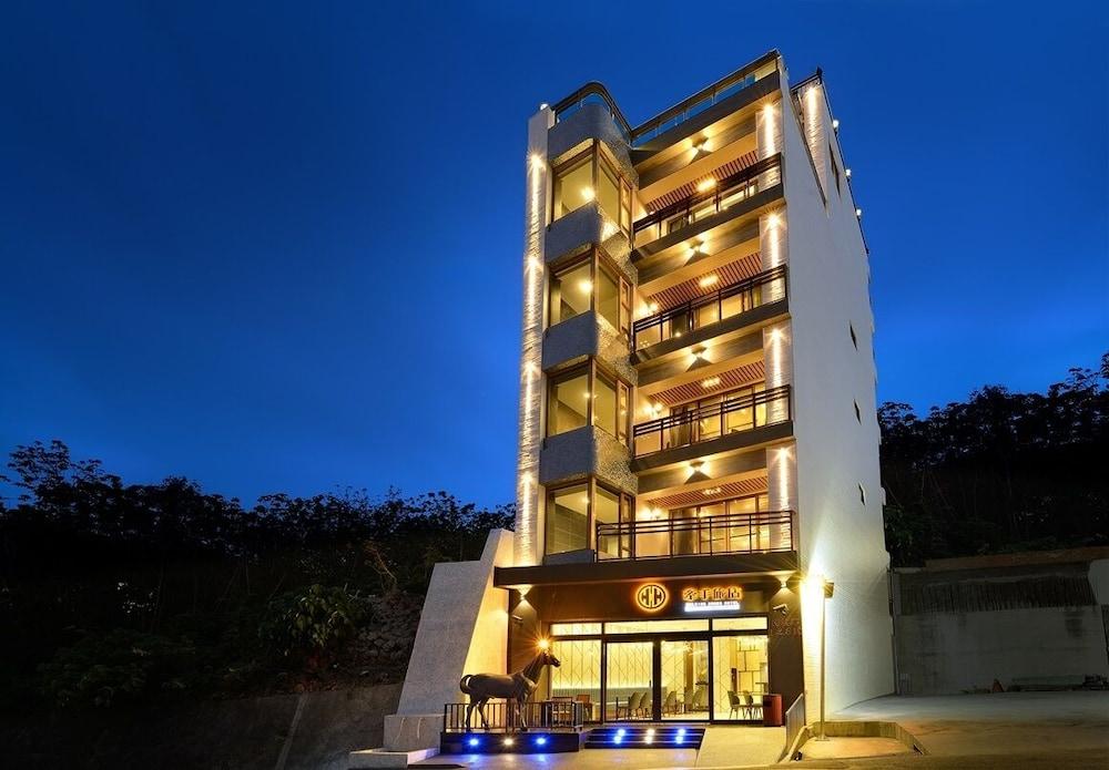 هاند إن هاند إن