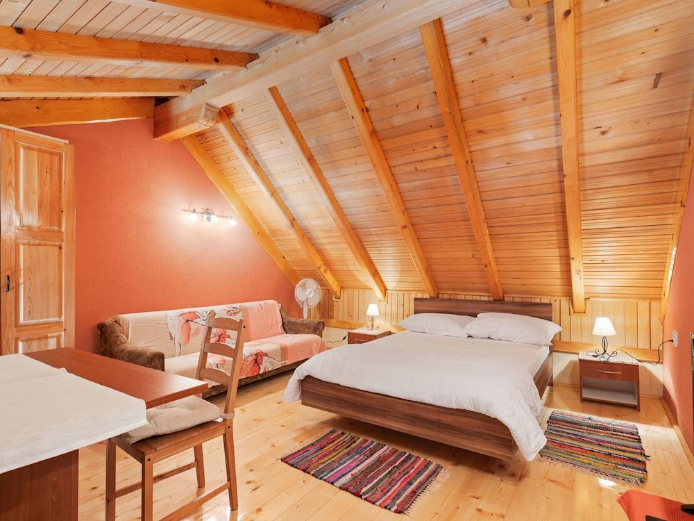 لافيش أبارتمنت إن بولاكا ويذ سويمينج بول