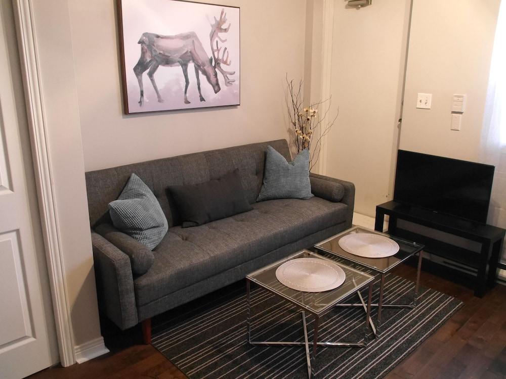 Trendy 1BR Unit on Queen St. W. Featured Image