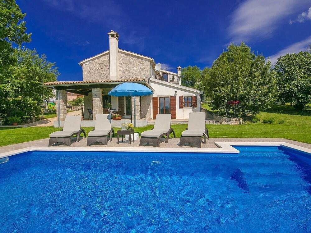 أوثينتيك فيلا ويذ سويمينج بول، لارج جاردن آند سبيكتاكولار فيو نير بوزيت المنطقة الخارجية