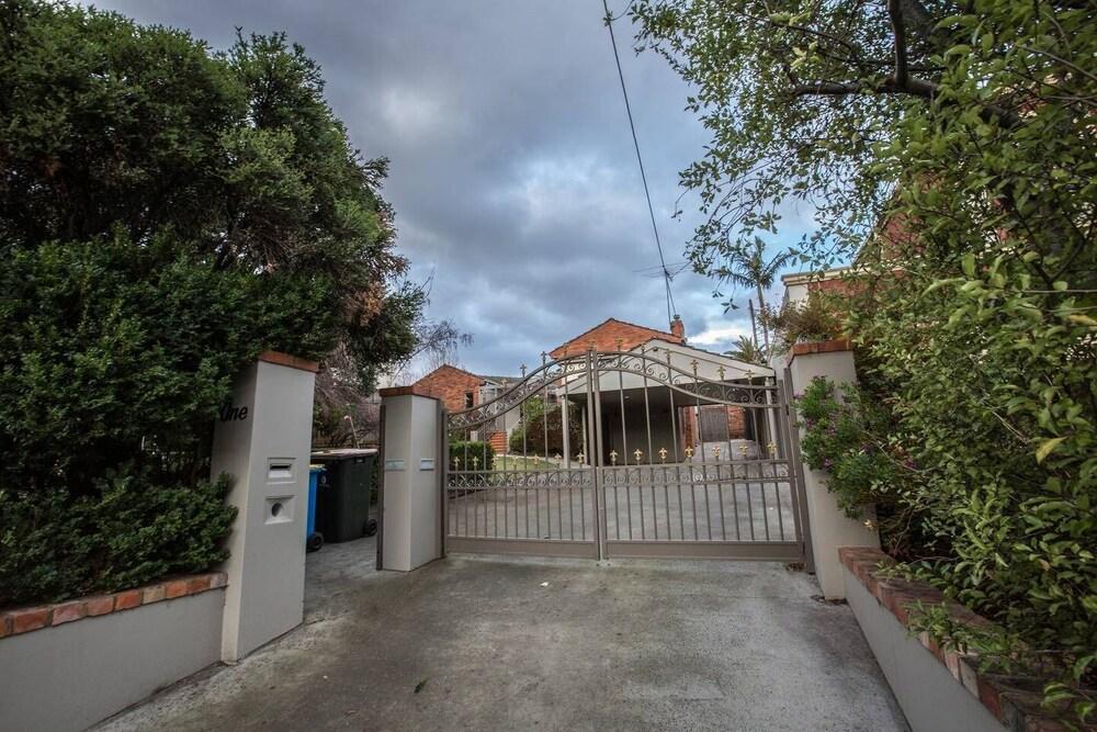 لوتس لاف لايف جاردن فيو أمايزينج فايف بد رومز المنطقة المحيطة بالمنشأة