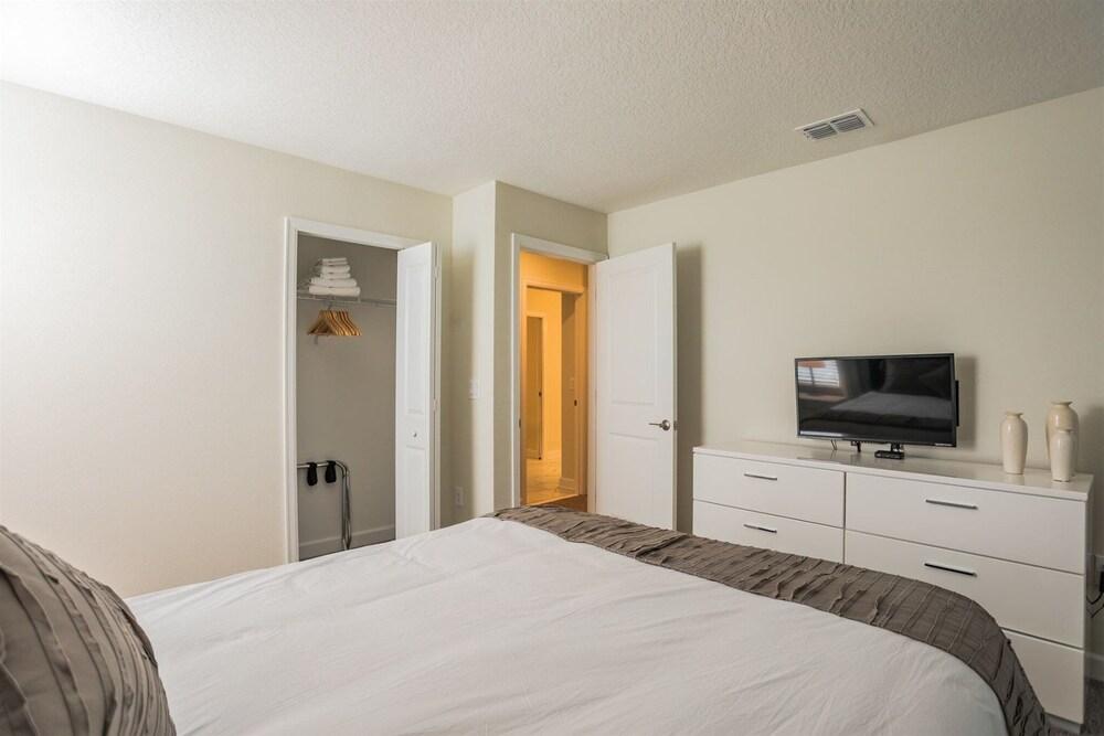 8 بد روم تشامبيونز جايت بول هوم ويذ إم ثييتر غرفة