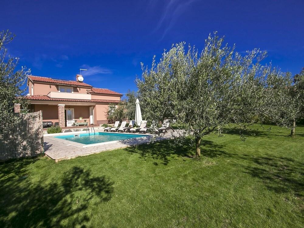 Modern Villa in Kaštelir-labinci With Pool Exterior