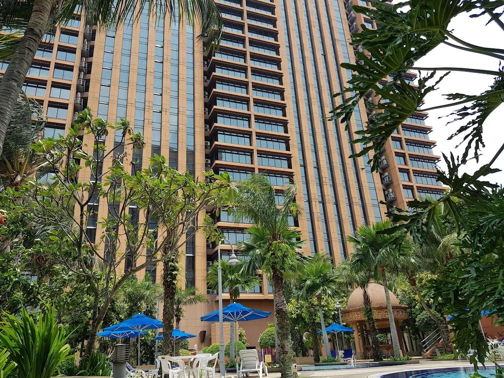 Good Service Suite at Times Square Exterior