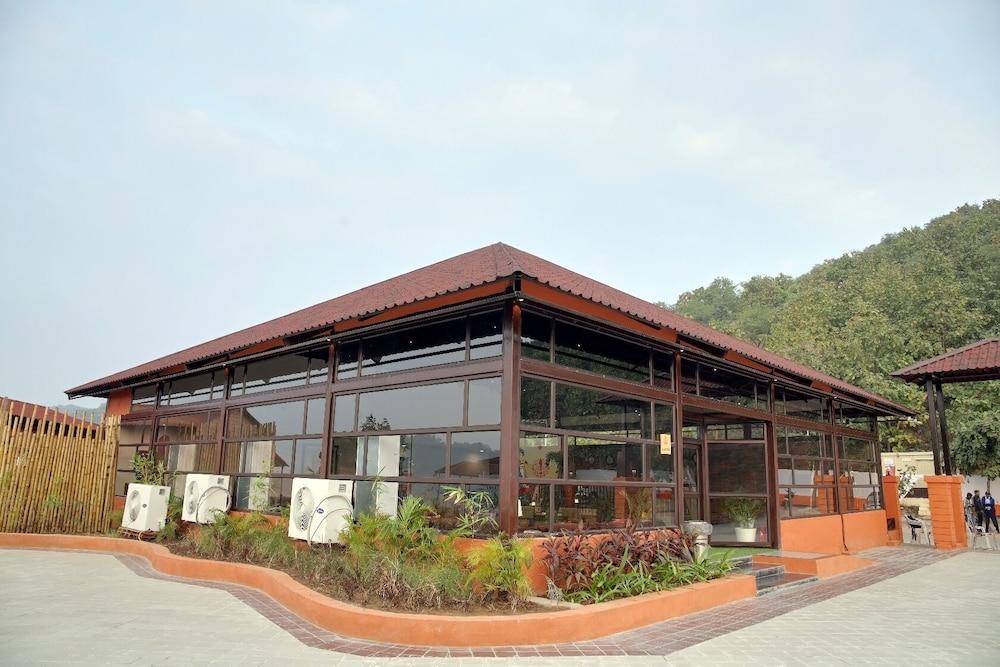 Statue Of Unity Tent City Exterior