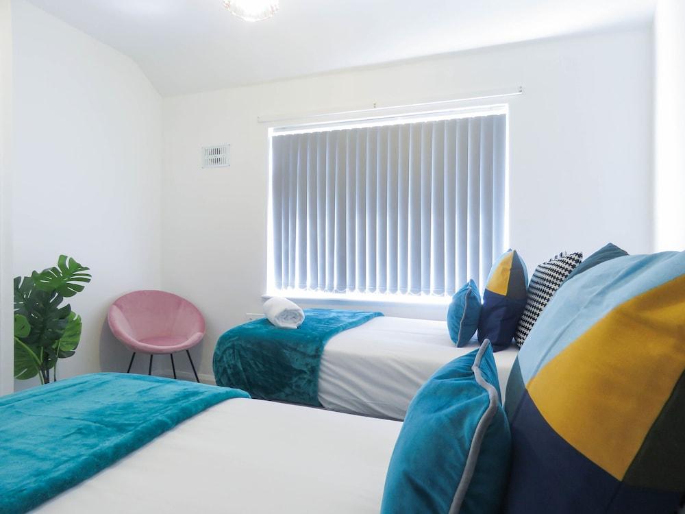 تودورس إيسويتس 4 بد روم هاوس وذ جاردن آند 9 ب دز غرفة