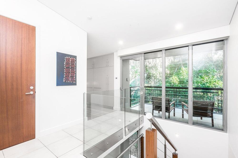 يور لاكشري إسكاب - فوي فروم هير داخلي