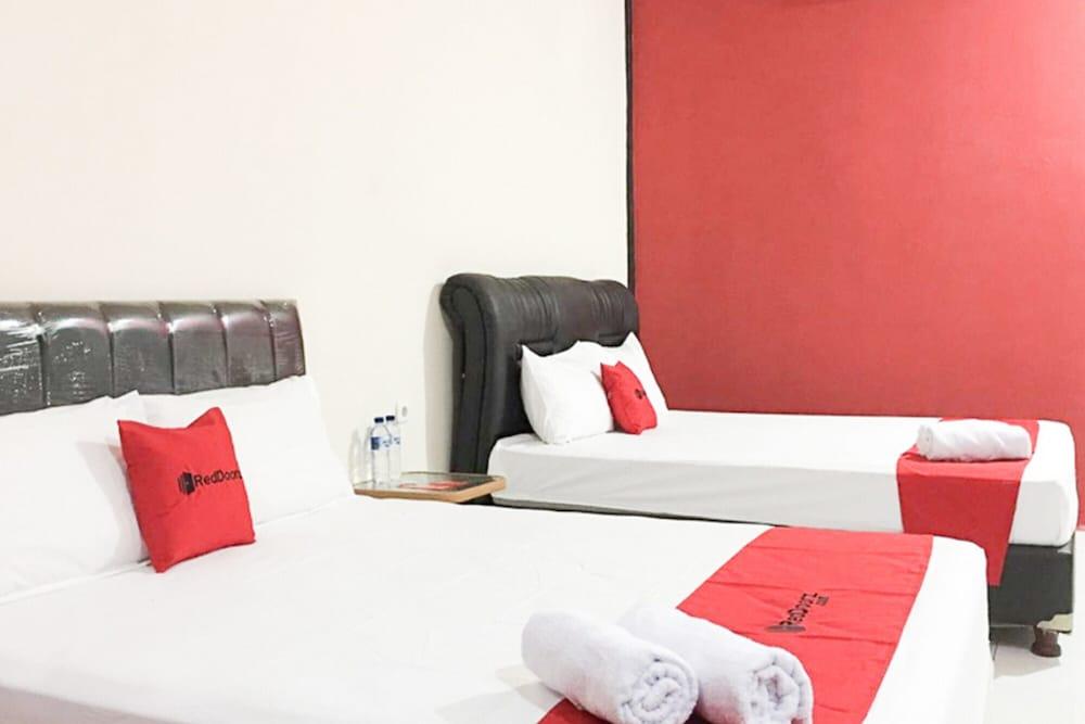 RedDoorz @ Simpang Lima Jupiter Room
