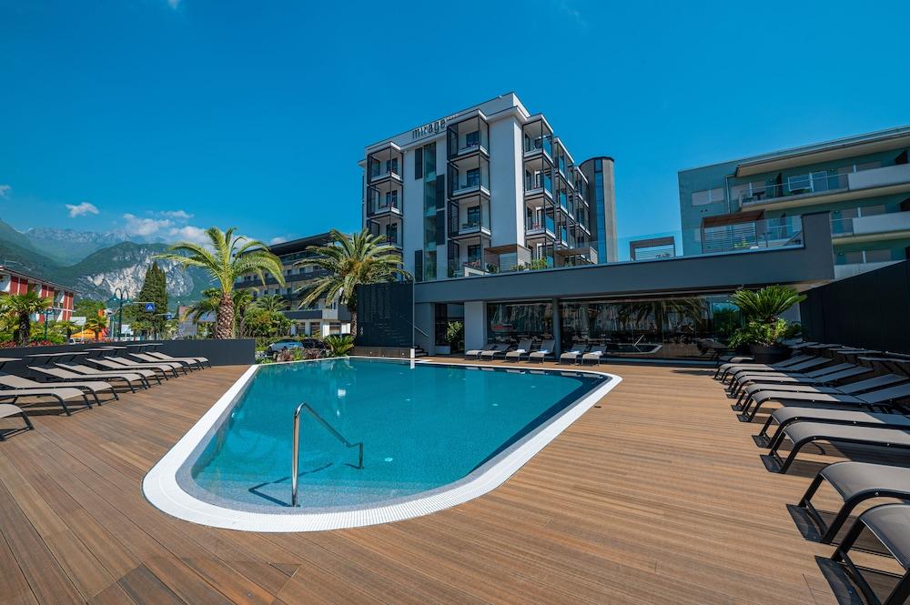 لايك فرونت أوتل ميرتج