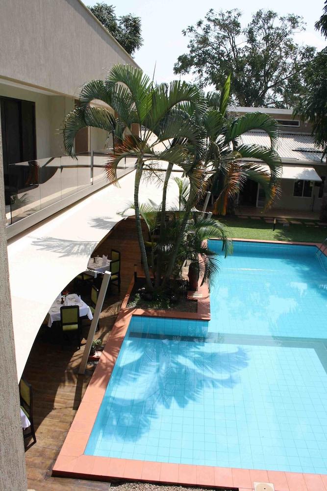 أوربان باي سيتي بلو، كامبالا حمام سباحة مكشوف