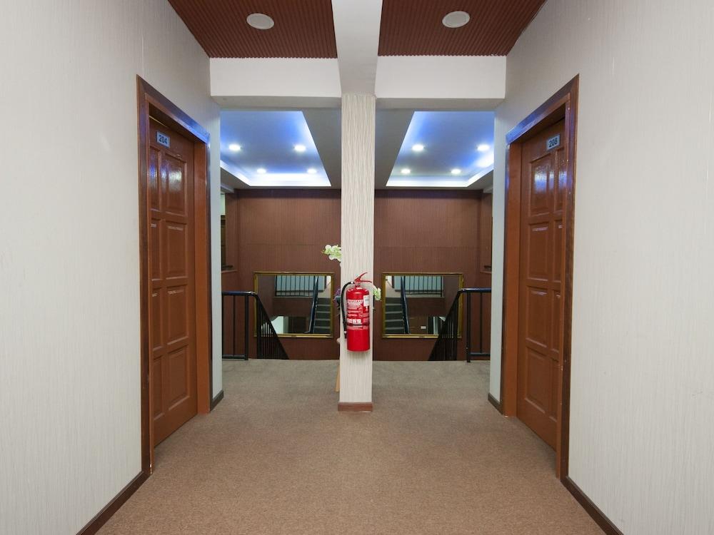 أو واي أو 881 بينتانج سكوير هوتل الردهة