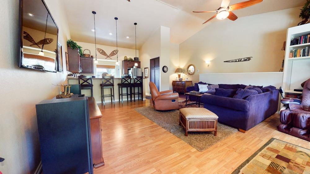 Helios South #12 2 Bedroom Townhouse by RedAwning