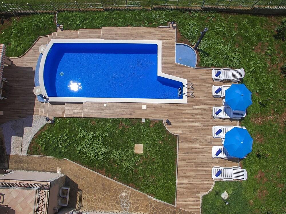 Cozy Holiday Home in Kastelir With Swimming Pool Waterslide
