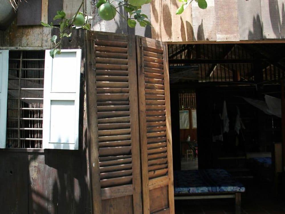Peaceful Homestay in the Middle of Fruit Garden - Room With Public Restroom Exterior