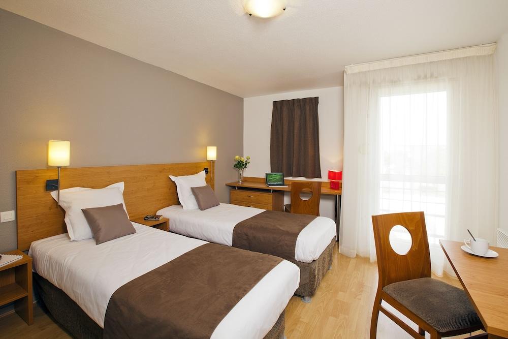 سيجور & أفيرز لا روشيل، ليه مينيم غرفة