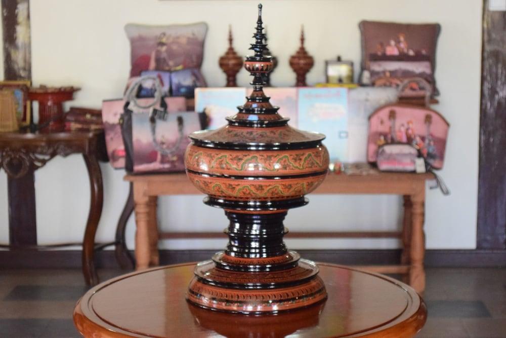 ويستاي آت ذا جراند نيونج شو، إل ليك الفندق من الداخل