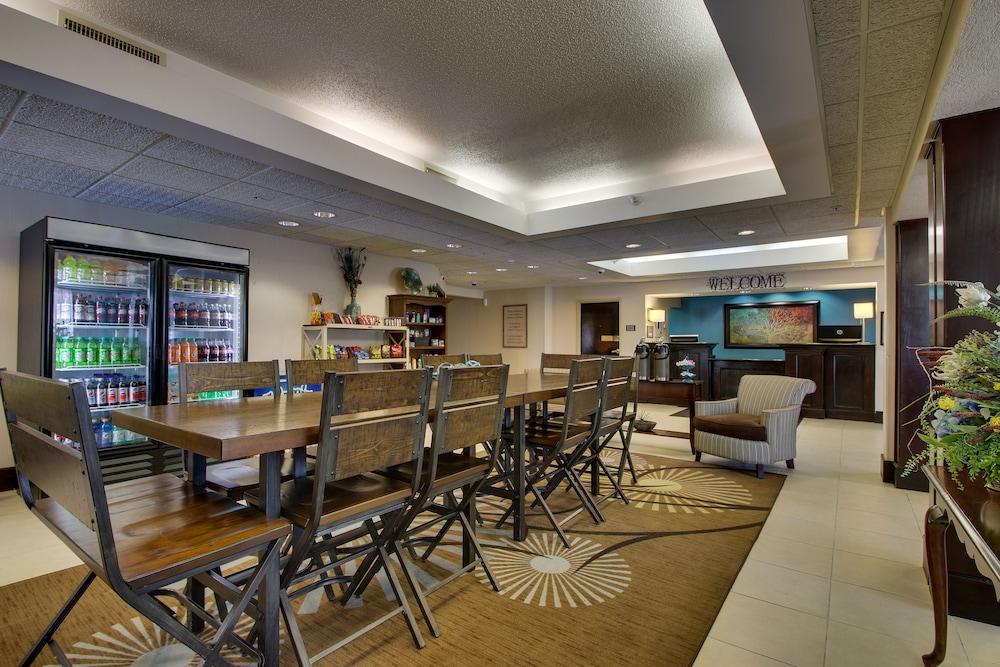 جرين فيلد إن آند سويتس أوينسبور ، كي أيربورت منطقة الاستقبال