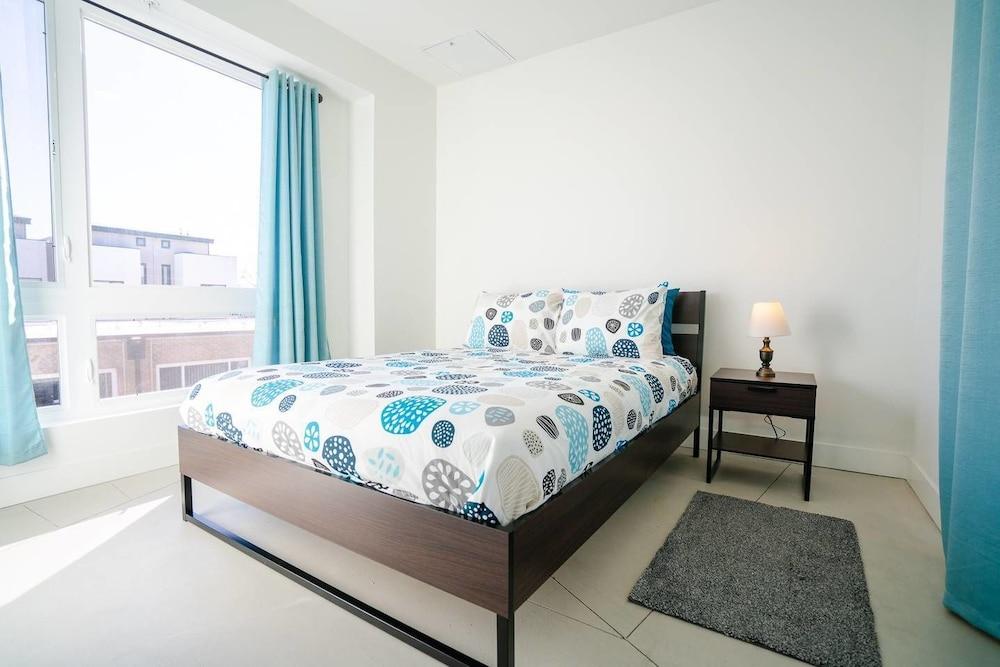 مينيماليست آند ألورينج كوندو، ووك تو مايل هاي غرفة