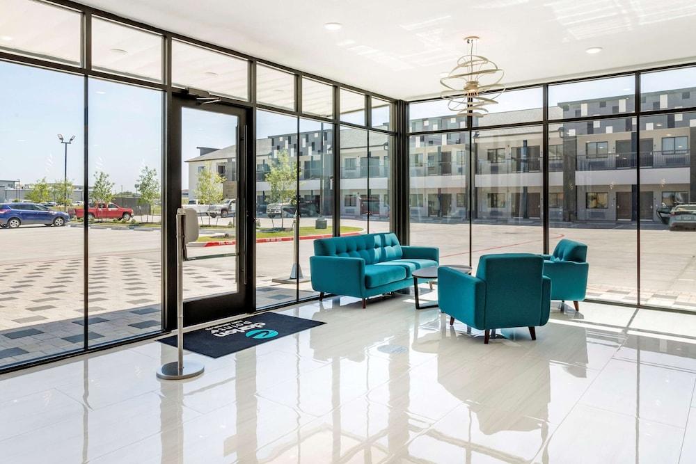 Clarion Pointe Port Arthur-Beaumont South Lobby