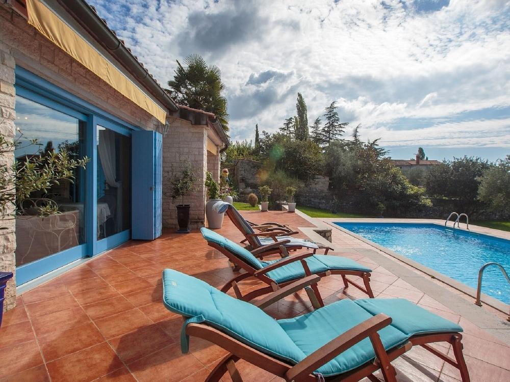 فيلا ويذ بيرفيكت سن ديك أوفرلوكينج ذا بول إن ذا هارت أوف إستريا المنطقة الخارجية