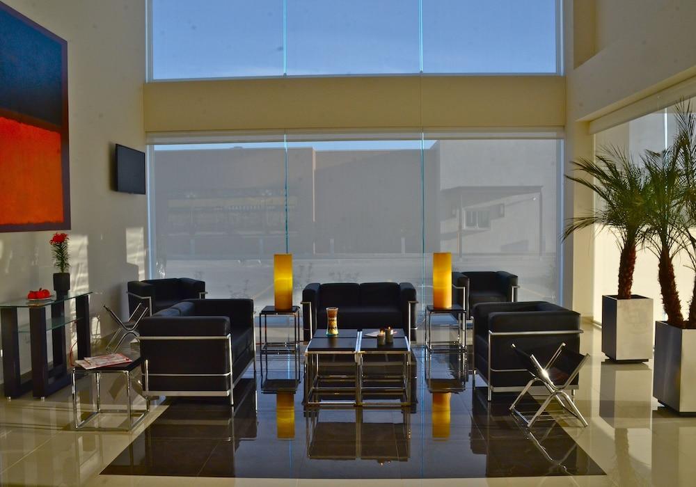 أوتل ميسيون إكسبرس مونتيري أيروبويرتو لا في منطقة الجلوس في الردهة