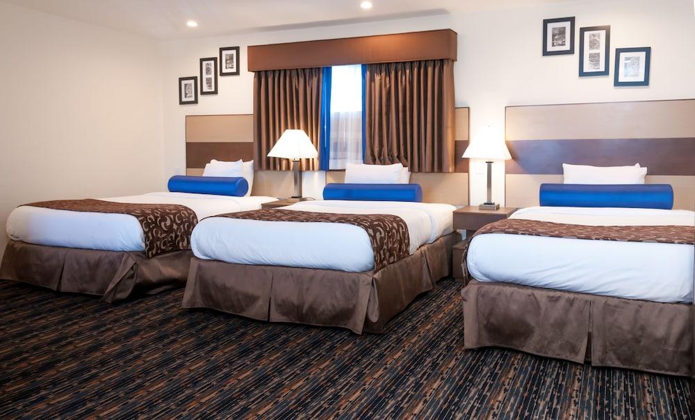 Howard Johnson by Wyndham Berkeley Room