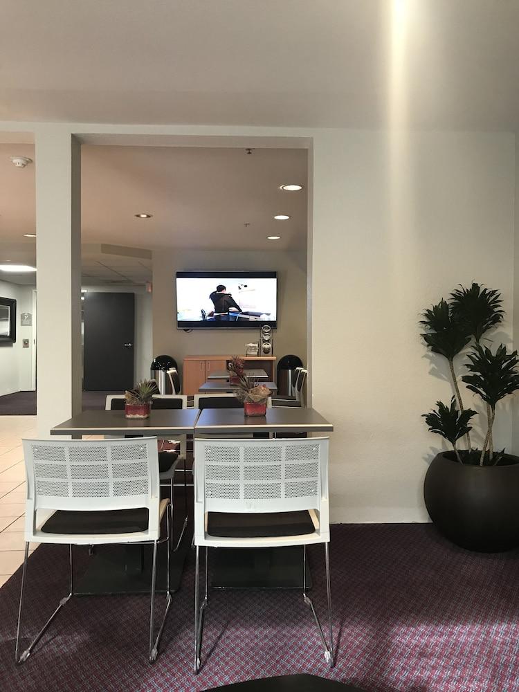 مكروتل إن آند سويتس باي ويندام مورجان... منطقة الجلوس في الردهة