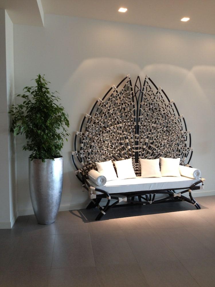 Tag Hotel Lobby Sitting Area
