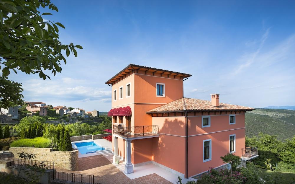 بالاتسو أنجيليكا أدلتس أونلي منظر من الجو