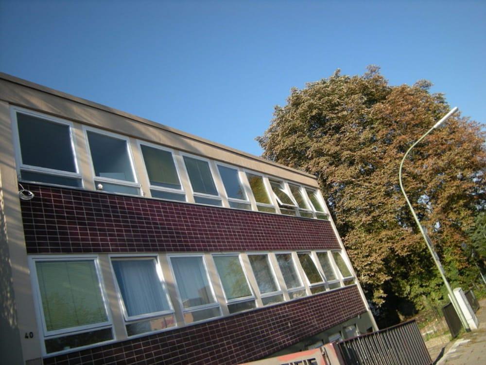 هوتل 12 أبوستيل