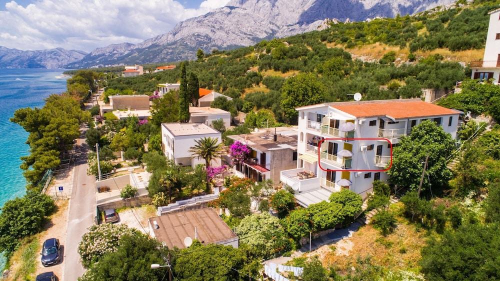 Apt Next to the Beach w Balcony and sea View Exterior