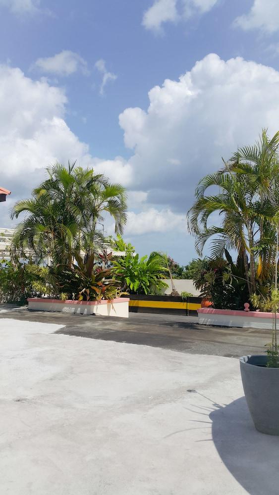 2 Bed Apt with Balcony at Runaway Bay Exterior