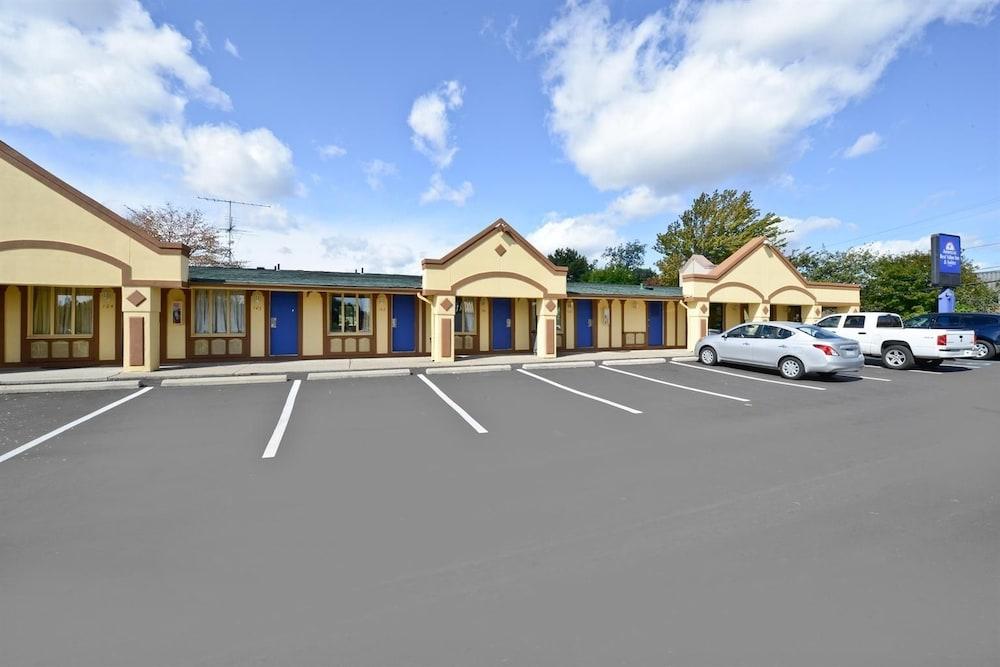 أميريكاز بيست فاليو إن آند سويتس وارن ديترويت