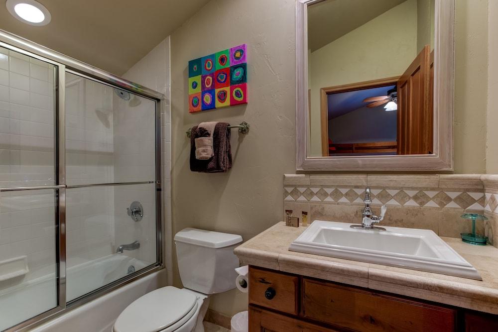 ويندو لايند هوم وذ هوت تاب باي ريد أونينج حمام